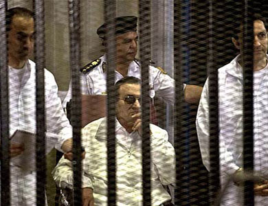 القضاء المصري يستأنف محاكمة مبارك وآخرين رغم تعذر وصوله بسبب الأحوال الجوية القضاء المصري يستأنف محاكمة مبارك وآخرين رغم تعذر وصوله بسبب الأحوال الجوية