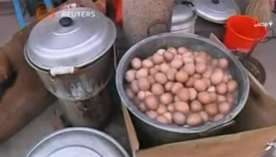 صينيون يستمتعون بأكل البيض «المسلوق» في بول الأطفال للوقاية من الأمراض!