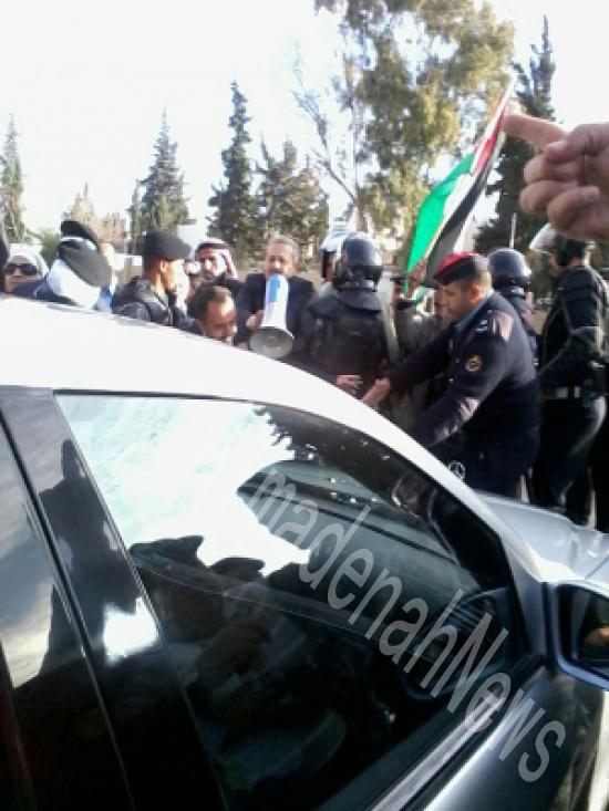 متقاعدو الاسكان يحاصرون ميشيل مارتو في سيارته متقاعدو الاسكان يحاصرون ميشيل مارتو في سيارته
