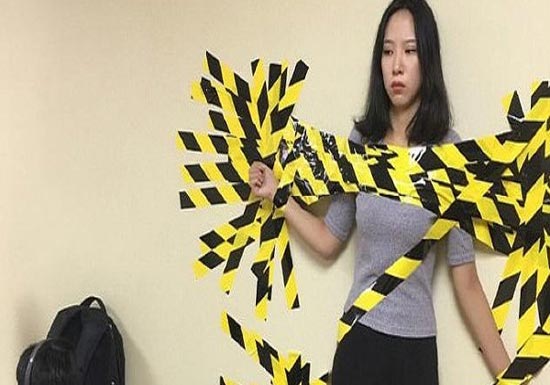 لصق الموظفين فى الحائط.. عقاب جديد في الصين (صور)