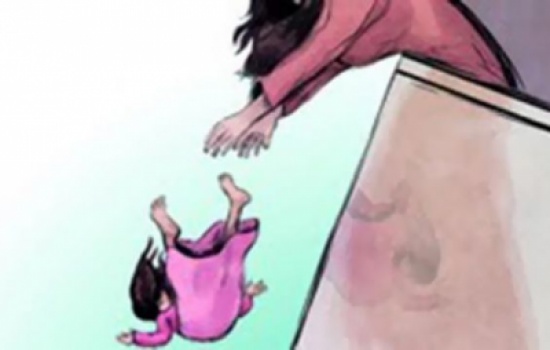 أم ترمي ابنتها من الشرفة لتتجنب المساءلة القانونية!