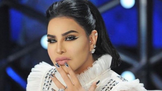 بالصورة: عديلة في المرصاد.. هل خلعت أحلام حذاءها أثناء التصوير؟