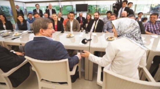 شارك الصحفيين ذكرياتهم وجمع عدداً كبيراً من الكتب.. ماذا فعل داود أوغلو بآخر يوم له برئاسة الوزراء؟ شارك الصحفيين ذكرياتهم وجمع عدداً كبيراً من الكتب.. ماذا فعل داود أوغلو بآخر يوم له برئاسة الوزراء؟