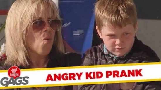 شاهد: رد فعل مدهش من طفل رفض المارة تلبية طلبه