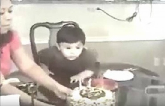 فيديو| رد فعل طريف لطفل لحظة إشعال الشموع أمامه