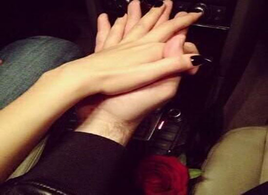 بالفيديو: شاب سعودي يحتضن فتاة في الشارع امام العامة