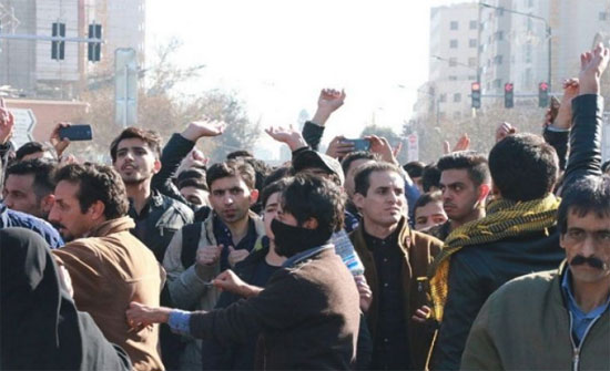إيرانيون يبدون غضبهم ضد النظام من خلال مظاهراتهم وإضراباتهم إيرانيون يبدون غضبهم ضد النظام من خلال مظاهراتهم وإضراباتهم