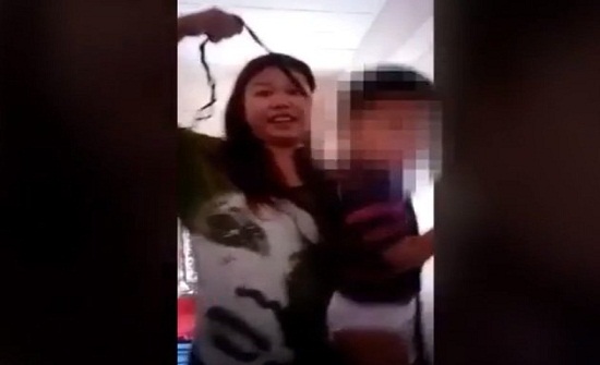 فيديو| اكتشفت أنّ زوجها يخونُها مع امرأةٍ ثانية .. فصوّرت نفسها وهي تنتقم منه بشنق طفلها! فيديو| اكتشفت أنّ زوجها يخونُها مع امرأةٍ ثانية .. فصوّرت نفسها وهي تنتقم منه بشنق طفلها!