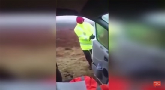 بالفيديو : يفشل في إغلاق باب سيارته بسبب قوة الرياح