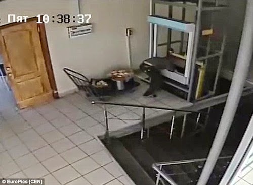 مصعد يطبق على رأس فتاة تعمل في مقهي روسي