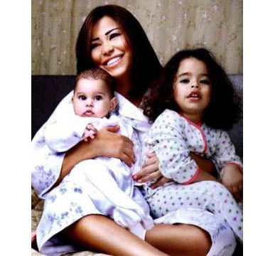 شيرين وابنتاها يغادرن مصر