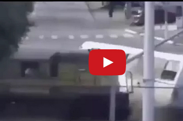 شاهد لحظة اصطدام قطار بباص