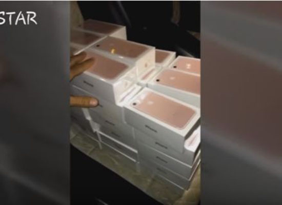 بالفيديو: سعودي يهدي صاحب محل "اطارات" 50 جهاز آيفون 7 ..والسبب!