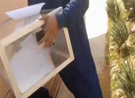 بالفيديو: رئيس مكتب تصويت في المغرب يأخذ صندوق الاقتراع معه لأداء صلاة الجمعة!