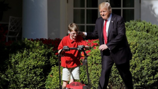 بالفيديو: ترامب يفاجئ طفلاً تطوع لقصّ عشب حديقة البيت الأبيض