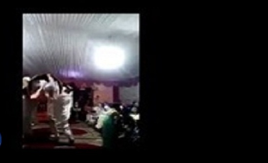 بالفيديو.. سقوط مروع لعروس من فوق هودج حفل زفافها بالفيديو.. سقوط مروع لعروس من فوق هودج حفل زفافها