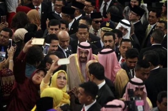 بالفيديو / أعضاء البرلمان الإندونيسي يتنافسون لالتقاط “سيلفي” مع الملك سلمان