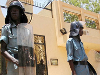 الأمن السوداني يقتحم مقر منظمة حقوقية بالخرطوم الأمن السوداني يقتحم مقر منظمة حقوقية بالخرطوم