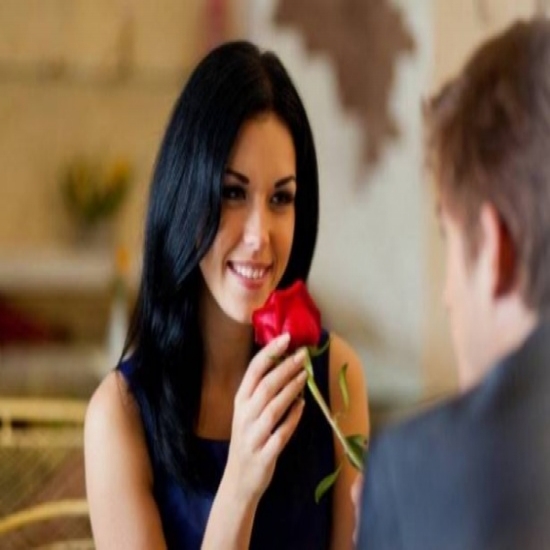 نظرة واحدة كافية ليقع الرجل في الحب.. فكم نظرة تحتاج المرأة؟ نظرة واحدة كافية ليقع الرجل في الحب.. فكم نظرة تحتاج المرأة؟