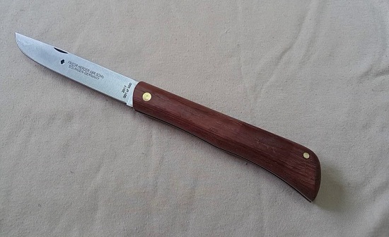 رجل يقتل زوجته العشرينية في الزرقاء