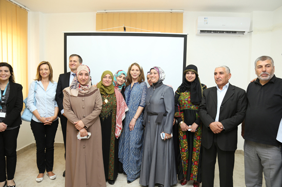 الملكة نور تزور مشاريع في الطفيلة