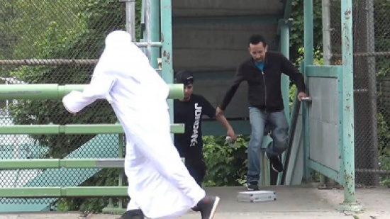 شاهد: ردة فعل المارة على شاب رمى حقيبة أمامهم وهتف الله أكبر