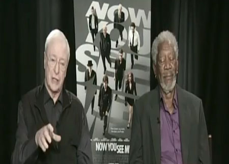 الممثل مورغان فرينام ينام اثناء لقاء تلفزيوني