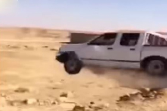 شاهد.. لهذا السبب حطم شاب سيارته متعمداً