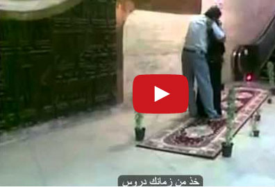 يستقبل والدته بالسجاد الاحمر ويقبل قدميها في المطار