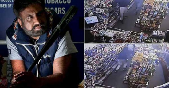 شاهد.. لصان يفران أمام زئير صاحب متجر اقتحماه