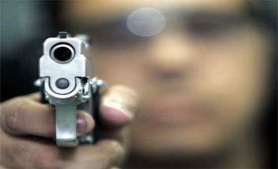 عمان: صاحب اسبقيات يطلق النار على محل حلويات في مرج الحمام