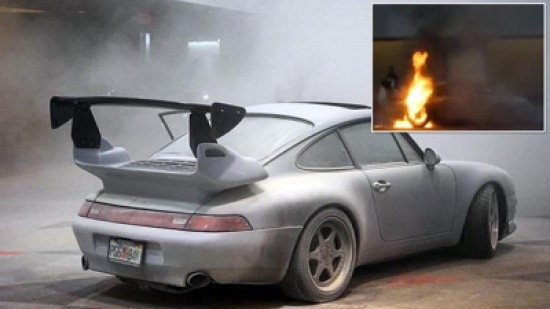 شاهد..  احتراق سيارة بورش في معرض بنيويورك