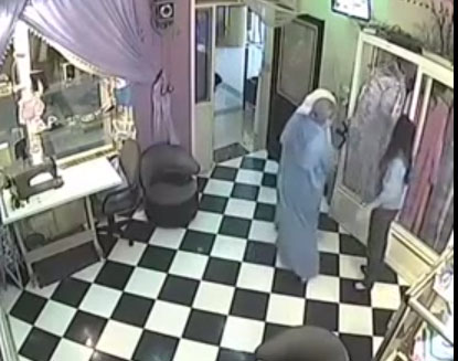 كاميرا تفضح عائلة كاملة تسرق