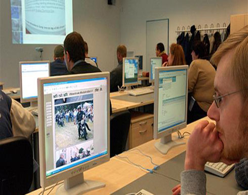 ارتفاع شاشة الكمبيوتر يُسبب آلام رقبة شديدة