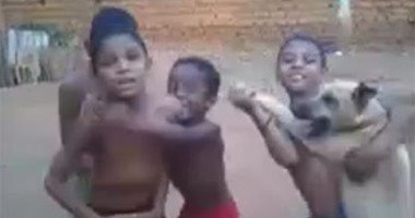 شاهد.. اطفال يرقصون مع كلب