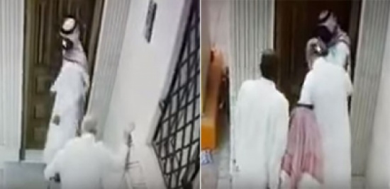 بالفيديو: لصوص يتظاهرون بمساعدة مُسن على الدخول للمسجد ويحاولون سرقته