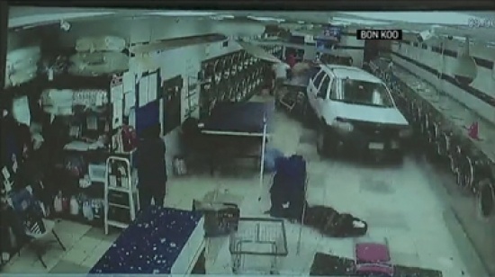 بالفيديو: عجوز يدمر مغسلة سيارات بقيادة عجيبة