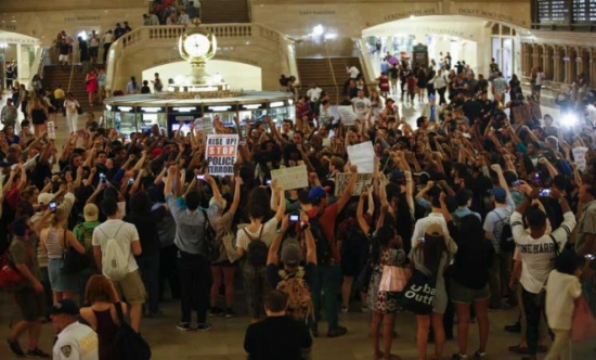 احتجاجات في مختلف أنحاء الولايات المتحدة على عنف الشرطة