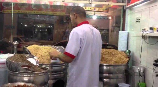 مصر تدخل "غينيس" بأكبر طبق "كشري" مصر تدخل "غينيس" بأكبر طبق "كشري"