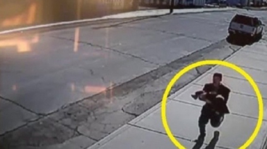 شاهد.. طفلان يفشلان محاولة اختطاف شقيقهما الرضيع