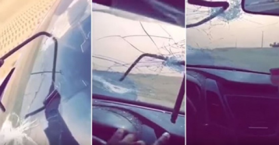 فيديو: ينجو من الموت بعد ارتطام قطعة حديدية بزجاج سيارته خلال سيره بأحد الطرق السريعة