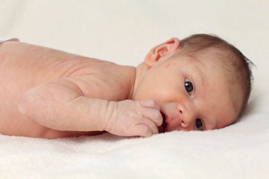 للعناية ببشرة طفلك أصول... تعرّفي إليها واحمه من الإكزيما!