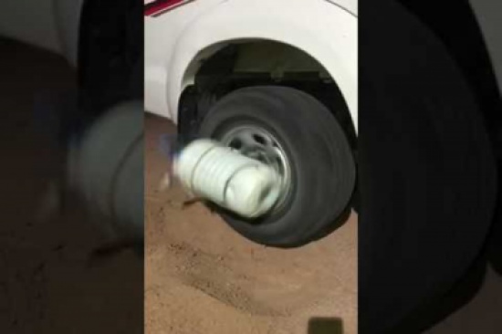 فيديو: الحاجة أم الاختراع.. شاب سعودي يستفيد من سيارته في خض اللّبن