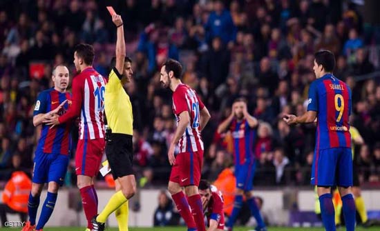 حكم برشلونة وأتلتيكو.. تاريخ "أسود" ضد الكتالوني