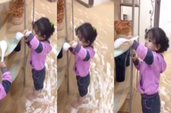 شاهد.. سعودية تُصوِّر طفلتيها أثناء تناولهما تراب العاصفة