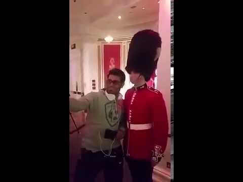 عربي حاول لمس أحد حراس الملكة اليزابيث.. ما فعله الحارس كان مفاجئاً! عربي حاول لمس أحد حراس الملكة اليزابيث.. ما فعله الحارس كان مفاجئاً!
