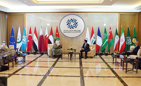 ولي العهد يستقبل رئيس مجلس الوزراء الكويتي لدى وصوله المملكة ولي العهد يستقبل رئيس مجلس الوزراء الكويتي لدى وصوله المملكة