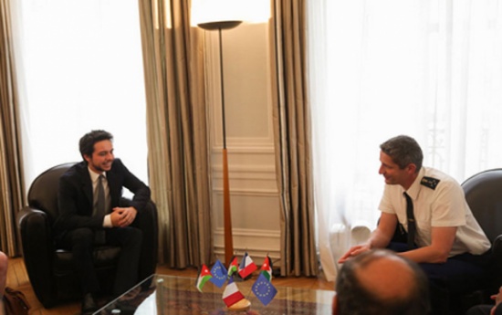 ولي العهد يشارك بدورة عسكرية ويلتقي قائد الدرك الفرنسي