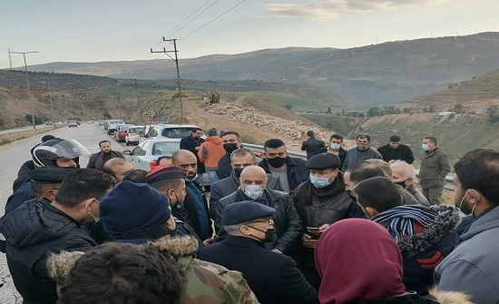المياه تتفقد عملية إصلاح انهيار أرضي محاذ لخط ناقل في جرش المياه تتفقد عملية إصلاح انهيار أرضي محاذ لخط ناقل في جرش