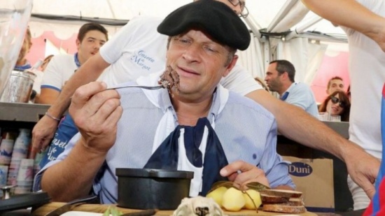 مسؤول فرنسي يفي بوعده… ويأكل فأرا!